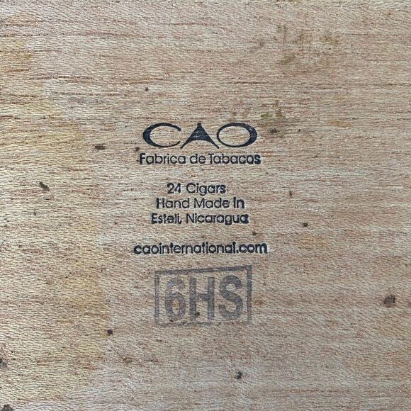 La Traviata wooden cigar box collectible with latch closure 8x8 - Picture 9 of 11